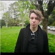 Laureato in lettere storico-geografico impartisce lezioni di storia e di italiano